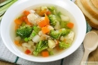 Суп овощной с брокколи и зеленым горошком