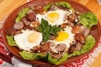 Яичница с копченой колбасой.