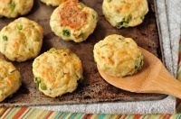 Запеченные картофельные котлеты с горошком, индейкой и сыром