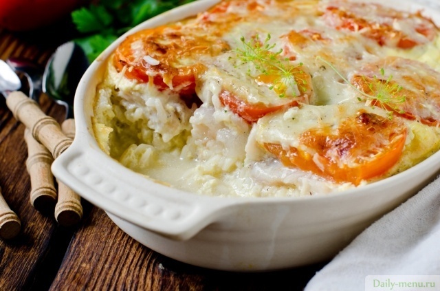 Рыбная запеканка с рисом и помидорами