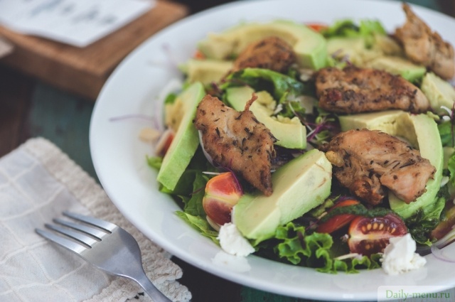 Салат с пряной курочкой