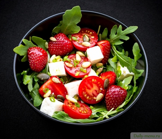 Салат с клубникой