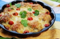 Запеканка с фрикадельками и помидорами