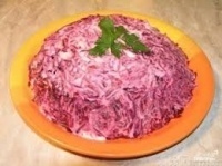 Салат из свеклы с чесноком и сметаной