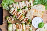 Курино-кабачковые шашлычки с соусом из йогурта