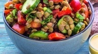 Салат из чечевицы с кокосовой заправкой